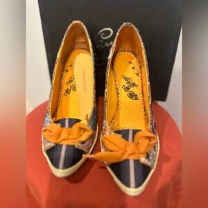 Naughty Monkey heel/ gently used, in great condition. Size 7.5/ Orange/Blue